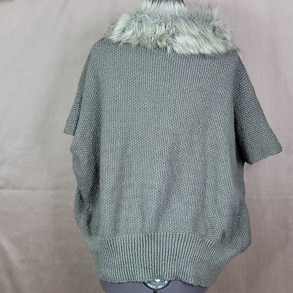 **MIXIT Faux Fur Oversized Cape Sweater OS - Picture 7 of 8